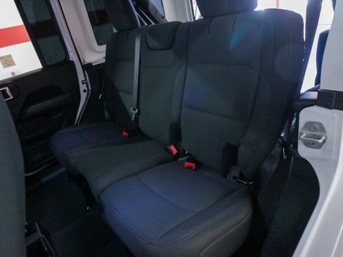 Used 2020 Jeep Wrangler Unlimited Sahara image 15