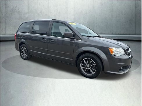 Used 2016 Dodge Grand Caravan SXT image 9