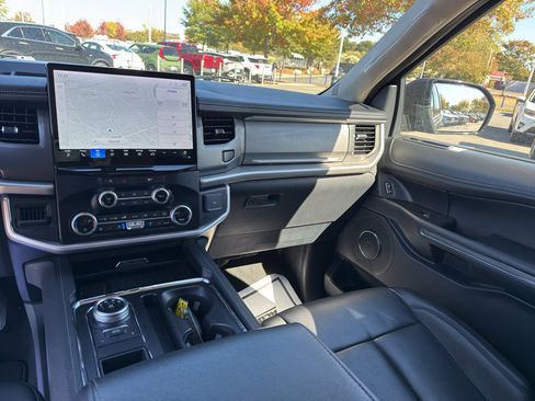 Used 2024 Ford Expedition XLT image 29