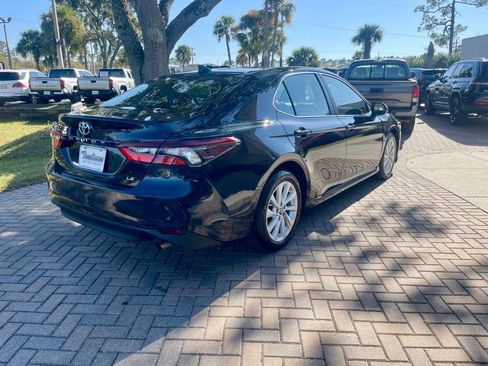 Used 2021 Toyota Camry LE image 5