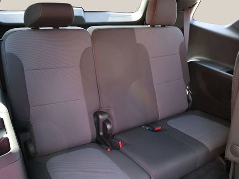 Used 2023 Chevrolet Traverse LT FWD image 17