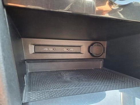 Used 2021 Volkswagen Tiguan SE w/ Panoramic Sunroof Package image 18