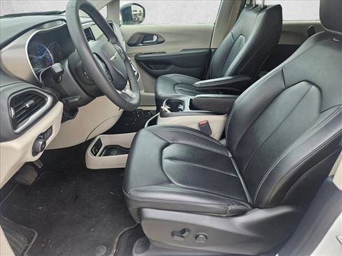 Used 2024 Chrysler Pacifica Limited FWD image 12