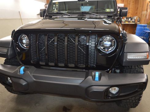 Used 2023 Jeep Wrangler Unlimited w/ Cold Weather Group image 18