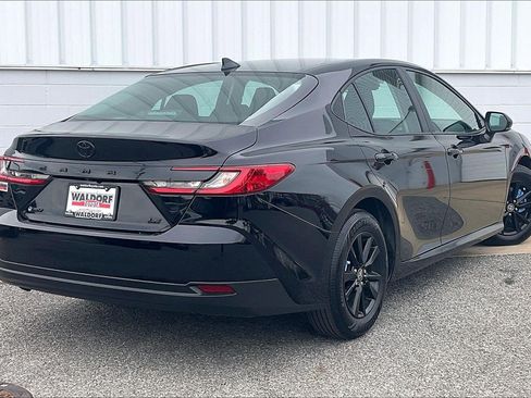 Used 2025 Toyota Camry LE w/ Convenience Package image 17