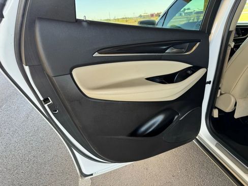 Used 2020 Buick Enclave Essence image 11