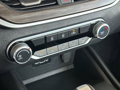 Used 2025 Nissan Altima 2.5 SV FWD image 19