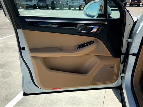 Used 2017 Porsche Macan image 20