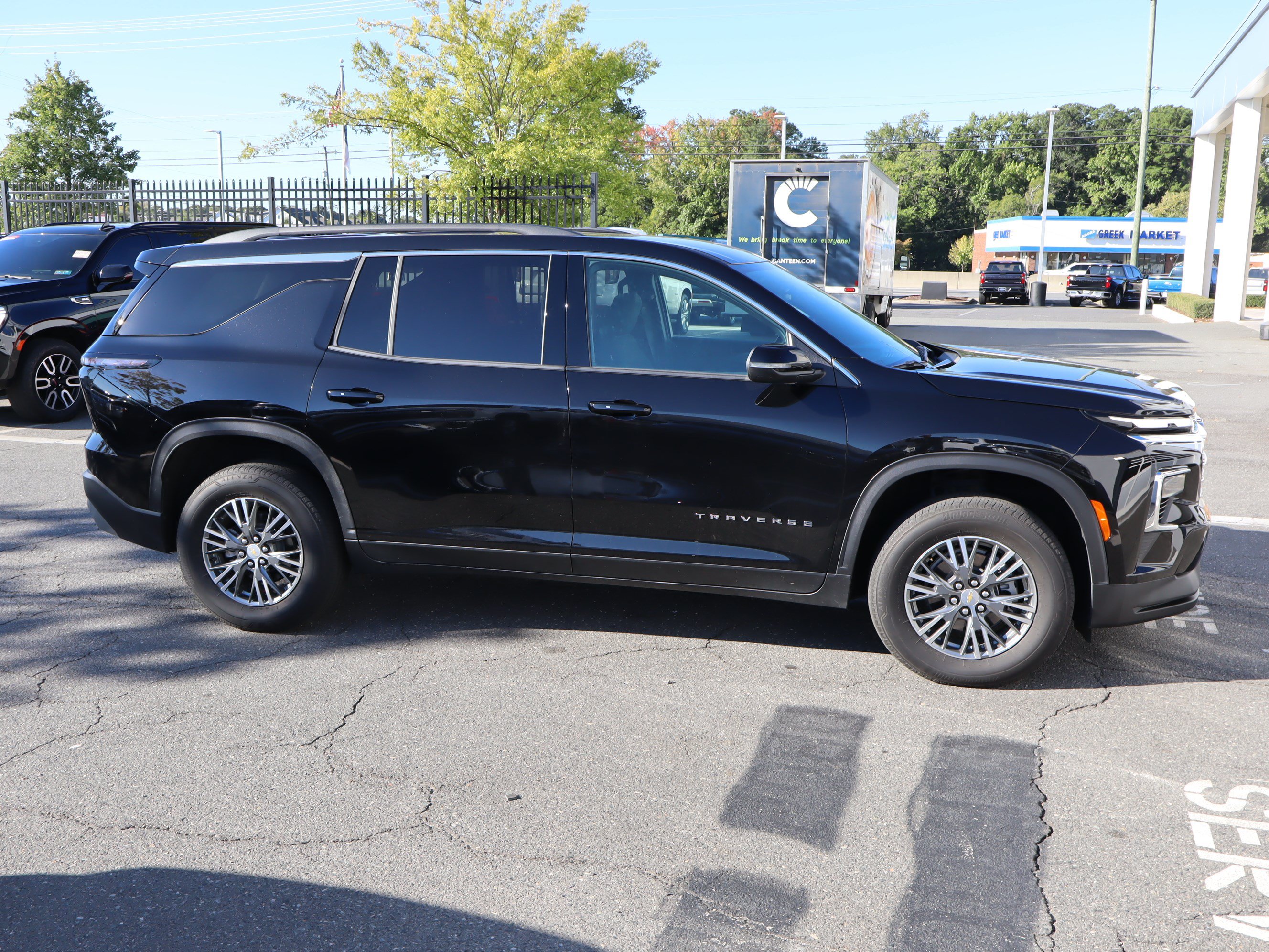 Used 2025 Chevrolet Traverse LT FWD image 22