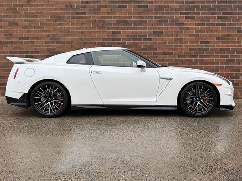 Used 2024 Nissan GT-R Premium w/ Premium Interior Package image 8