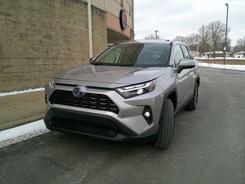 Used 2022 Toyota RAV4 XLE Premium image 2