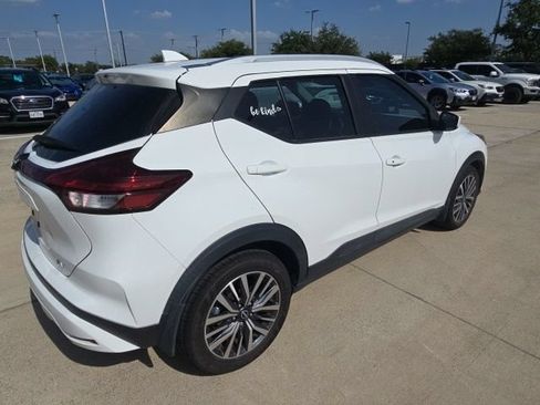 Used 2023 Nissan Kicks SV FWD image 3
