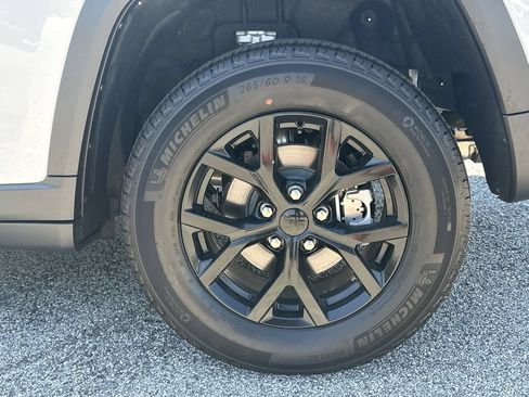 Used 2025 Jeep Grand Cherokee Altitude RWD image 21