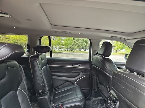 Used 2023 Jeep Grand Cherokee L Limited w/ Black Appearance Package AWD/4WD image 15