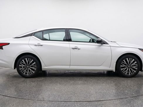 Used 2025 Nissan Altima 2.5 SV FWD image 11