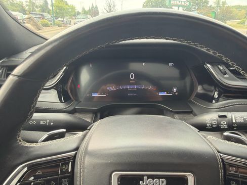 Used 2022 Jeep Grand Cherokee Overland w/ Luxury Tech Group IV AWD/4WD image 8