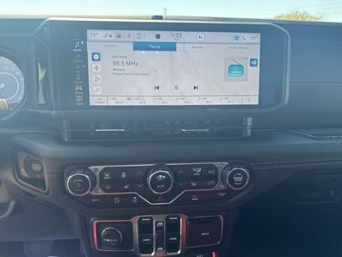 Used 2024 Jeep Gladiator Rubicon w/ Technology Group image 15