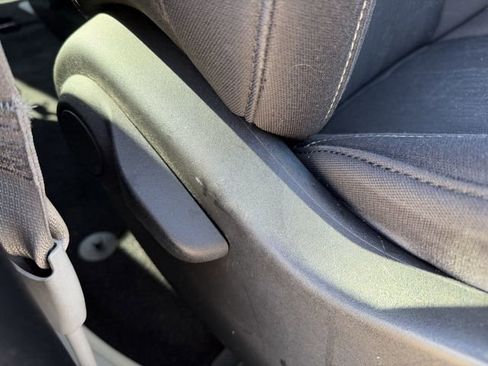 Used 2020 Chrysler Voyager L image 27