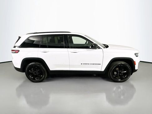Used 2022 Jeep Grand Cherokee Altitude image 7
