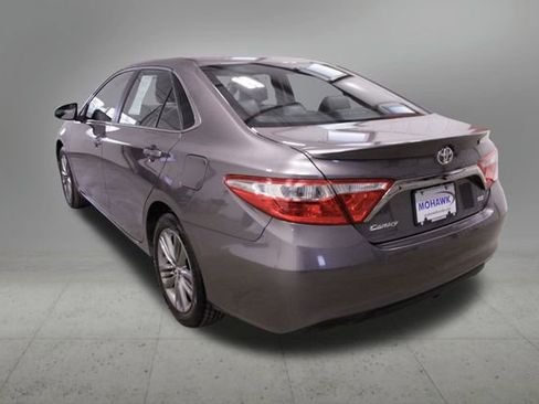Used 2017 Toyota Camry SE image 3