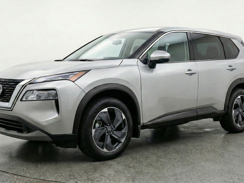 Used 2025 Nissan Rogue SV image 3