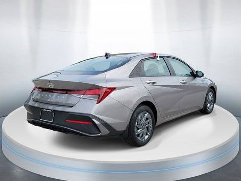 Certified 2024 Hyundai Elantra SEL FWD image 4