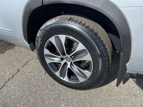 Certified 2025 Toyota Highlander XLE image 25