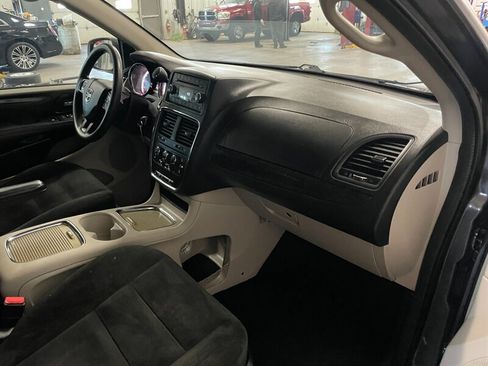 Used 2016 Dodge Grand Caravan SXT image 21
