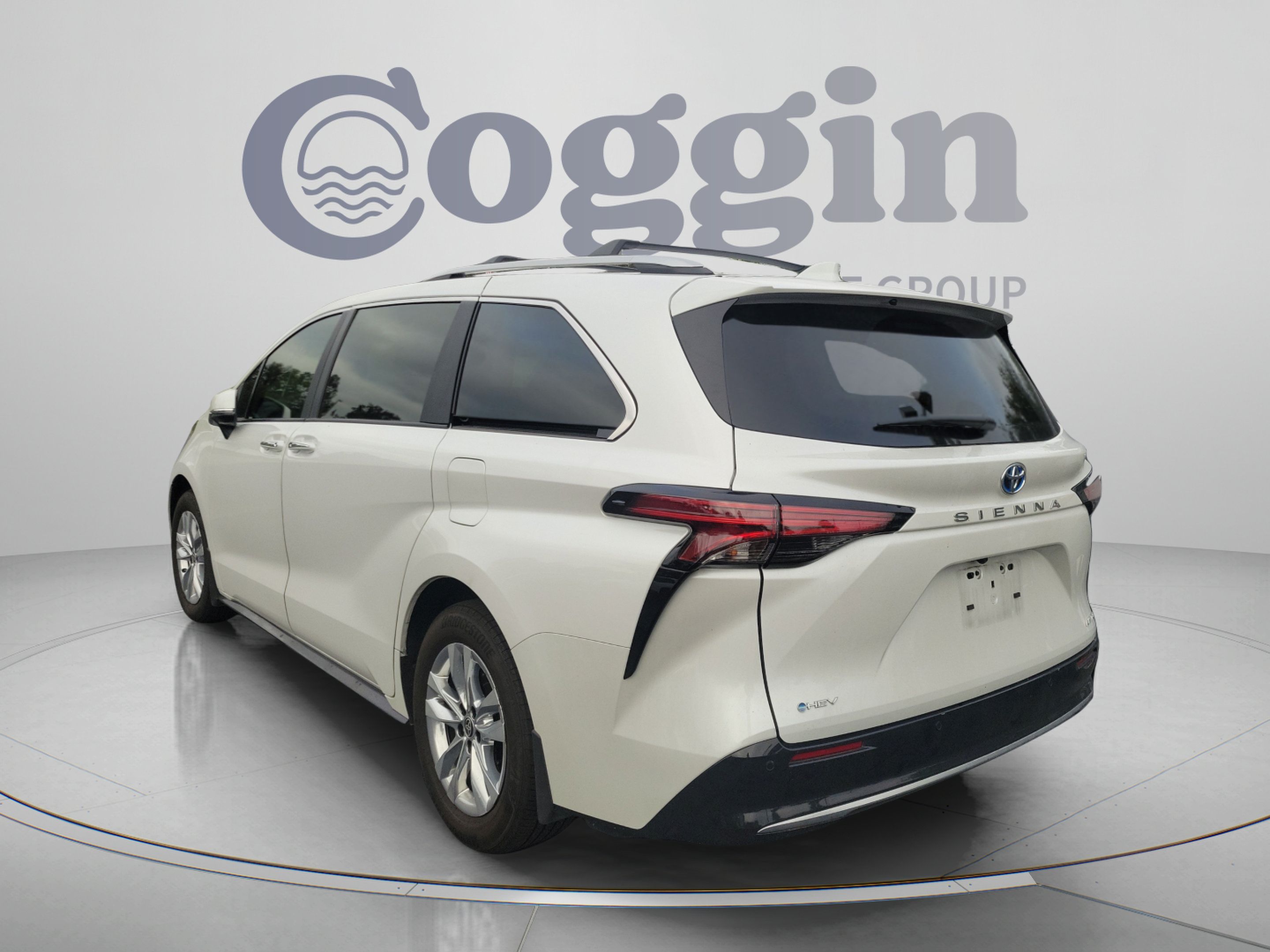 Certified 2025 Toyota Sienna Limited FWD image 3