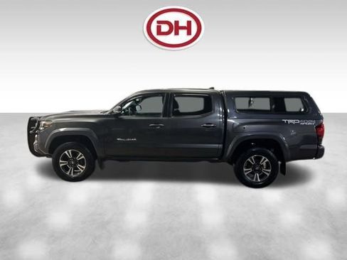 Used 2018 Toyota Tacoma TRD Sport w/ Technology Package image 8