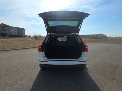 Used 2018 Volvo XC60 T6 Momentum w/ Advanced Package image 27