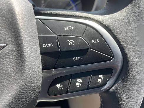 Used 2023 Chrysler Pacifica Touring-L FWD image 21