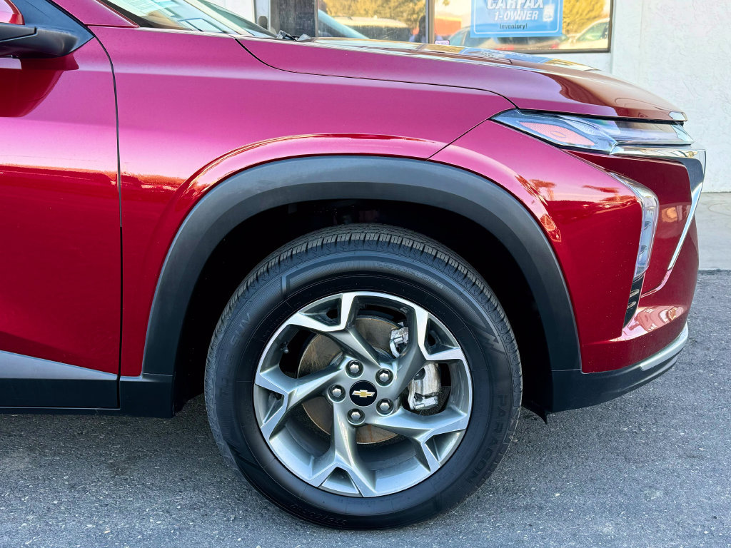 Used 2025 Chevrolet Trax LT FWD image 2