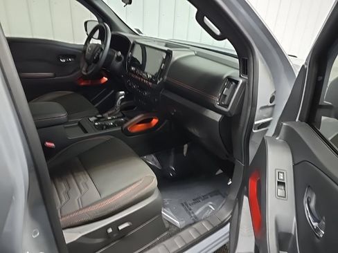 Used 2025 Nissan Frontier PRO-4X AWD/4WD image 16