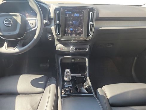 Used 2023 Volvo XC40 B5 Plus image 11