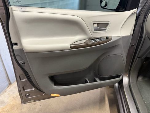 Used 2015 Toyota Sienna XLE FWD image 15