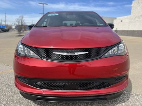 Used 2025 Chrysler Voyager LX image 9