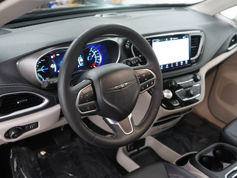 Used 2024 Chrysler Pacifica Limited FWD image 23