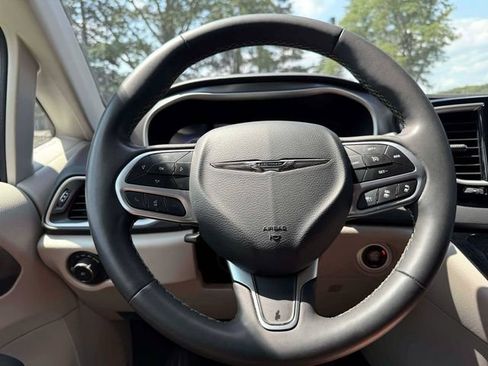 Used 2023 Chrysler Pacifica Touring-L FWD image 18
