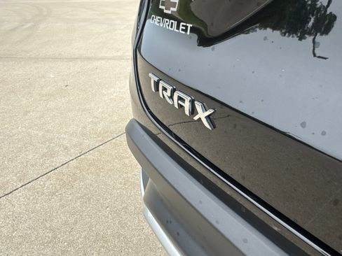 Used 2025 Chevrolet Trax LT FWD image 9