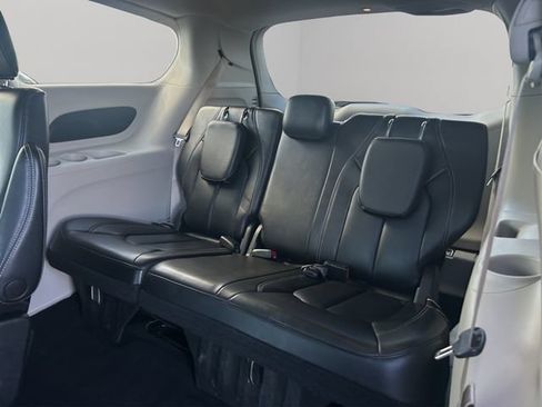 Used 2023 Chrysler Pacifica Touring-L FWD image 18