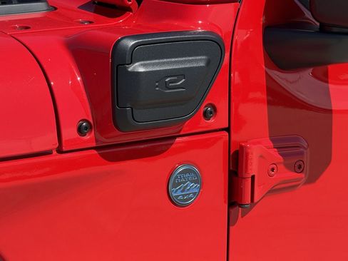 Used 2025 Jeep Wrangler Unlimited Sahara w/ Safety Group AWD/4WD image 8