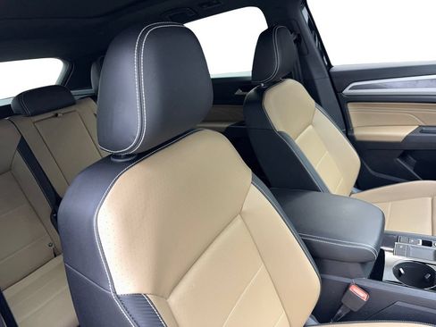 Used 2023 Volkswagen Atlas Cross Sport SE w/ Panoramic Sunroof Package FWD image 45