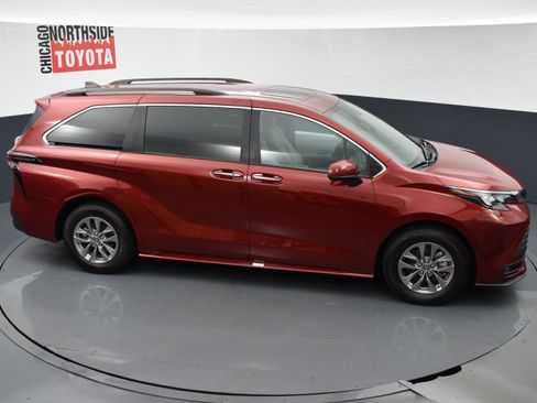 Used 2025 Toyota Sienna XLE FWD image 25