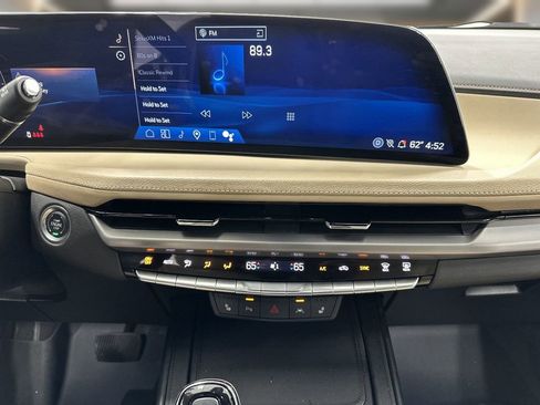 Used 2024 Cadillac XT4 Luxury w/ Cold Weather Package FWD image 9