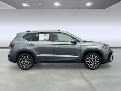 Used 2025 Volkswagen Taos SE FWD image 8