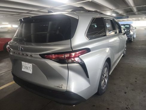 Used 2022 Toyota Sienna LE FWD image 2