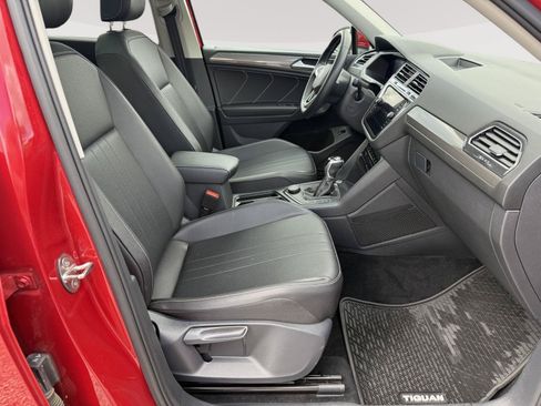 Used 2022 Volkswagen Tiguan SE w/ Panoramic Sunroof Package AWD/4WD image 17