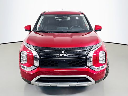 Used 2024 Mitsubishi Outlander SE image 2