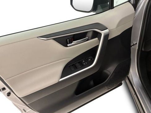 Used 2021 Toyota RAV4 XLE w/ Convenience Package image 13